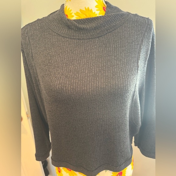 We The Free Mock Neck Ribbed Crop Top Size M - Picture 2 of 10